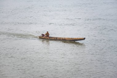 Mayıs, 2015 - Mae Sai, Tayland: Uzun kuyruk teknesinde Mekong nehrine balık avlayan adam.