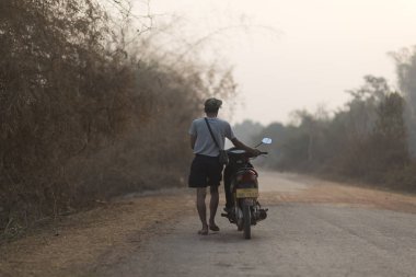 Champasak, Laos - 9 Mayıs: Laos Yerel Alan Mayıs'ta 9, 2016, Champasak, Laos.Young turistler Laos bisiklet gezisi .