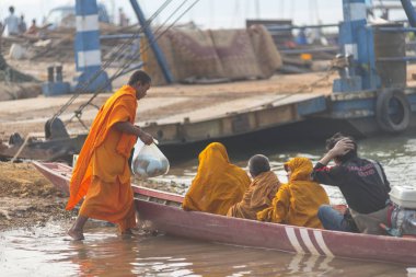 Mayıs, 2015 - Mae Sai, Tayland: Uzun kuyruk teknesinde Mekong nehrine balık avlayan adam.