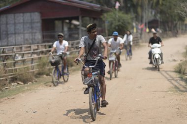 Champasak, Laos - 9 Mayıs: Laos Yerel Alan Mayıs'ta 9, 2016, Champasak, Laos.Young turistler Laos bisiklet gezisi .