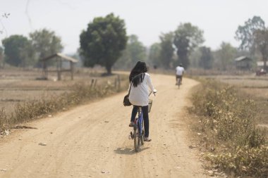 Champasak, Laos - 9 Mayıs: Laos Yerel Alan Mayıs'ta 9, 2016, Champasak, Laos.Young turistler Laos bisiklet gezisi .