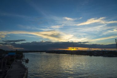 Deniz üzerinde gün batımının güzel manzarası