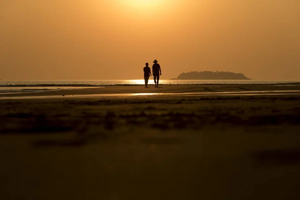 Silhouettes Tourists Walking Beach Sunset — Stock Photo, Image