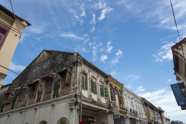 Georgetown, Penang, Malezya - 5 Temmuz 2015 geleneksel Malezya sömürge evleri Georgetown'da bir sokakta