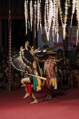 Denpasar, Bali, Endonezya - 14 Haziran: Yerli Borneo insanların tanımlanamayan dansçı Haziran'da Bali Sanat Festivali'nde geleneksel Borneo dans gerçekleştirir 14, 2014 Denpasar, Endonezya