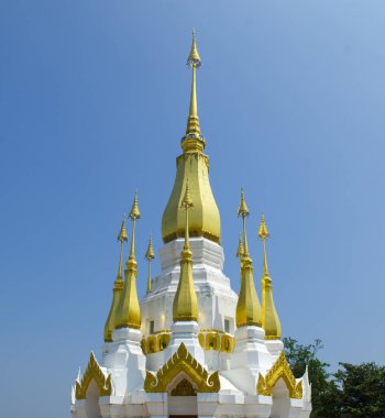 Mavi gökyüzü ile Tayland tapınak