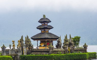 Pura Ulun Danu tapınağı Beratan gölünde. Bali