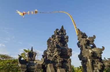 Mavi gökyüzüile Bali tapınağı, Endonezya