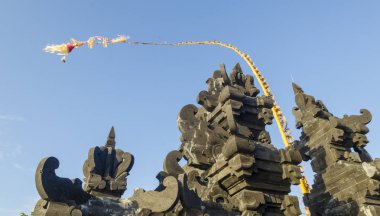 Mavi gökyüzüile Bali tapınağı, Endonezya