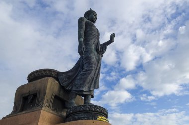 Phutthamonthon, Nakhon Pathom, Tayland mavi gökyüzü ile Big Buddha görüntü