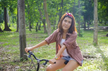 açık bir bisiklet ile güzel bir Asyalı kadın portresi