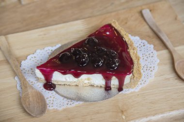 tablo üzerinde çilek peynirli kek