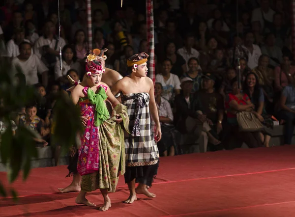 Denpasar Bali Indonesia Junio Bailarina Identificada Del Pueblo Indígena Borneo —  Fotos de Stock