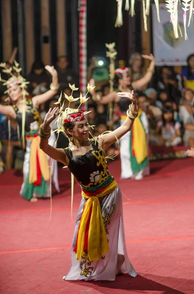 Denpasar Bali Endonezya Haziran Yerli Borneo Insanların Tanımlanamayan Dansçı Haziran — Stok fotoğraf