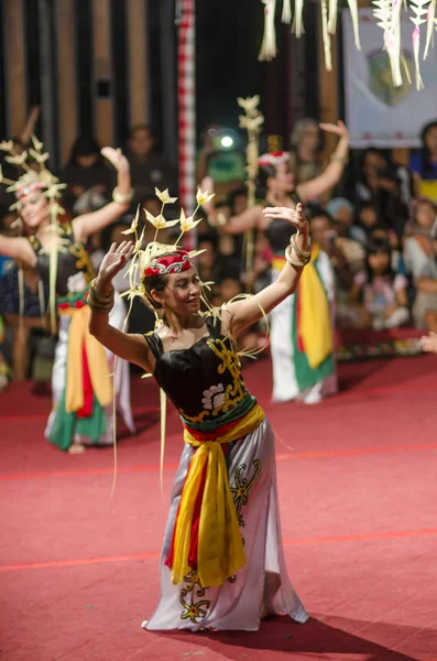 Denpasar Bali Indonesia June Unidentified Dancer Indigenous Borneo People Performs — Stock Photo, Image