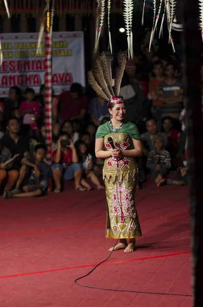 Денпасар Бали Индонезия Июня Неопознанный Танцор Коренных Народов Борнео Исполняет — стоковое фото