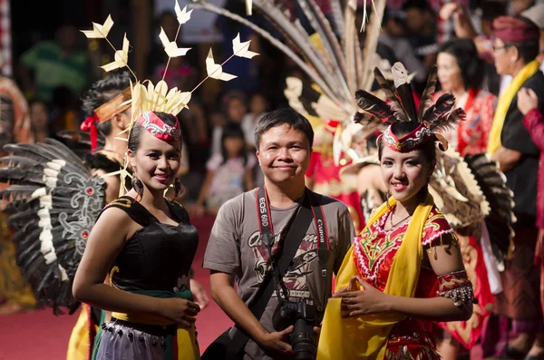 Denpasar Bali Indonésie Června Neidentifikovaný Tanečník Domorodých Borneo Provádí Tradiční — Stock fotografie