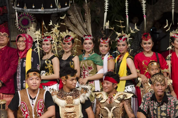 Denpasar Bali Indonesië Juni Onbekende Danser Van Inheemse Borneo Mensen — Stockfoto