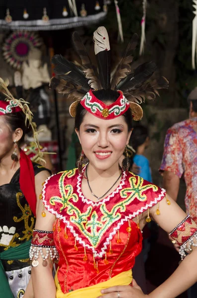 Denpasar Bali Indonesië Juni Onbekende Danser Van Inheemse Borneo Mensen — Stockfoto