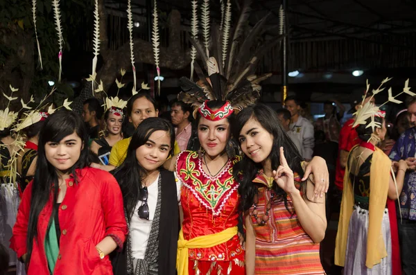 Denpasar Bali Indonesië Juni Onbekende Danser Van Inheemse Borneo Mensen — Stockfoto