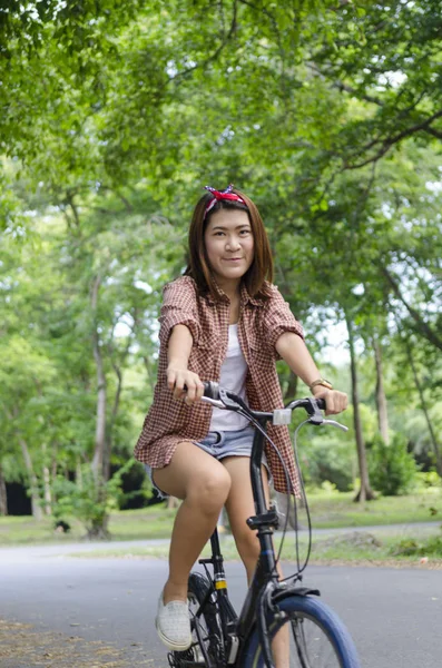 Kvinnor Med Cykel Naturen Fält — Stockfoto