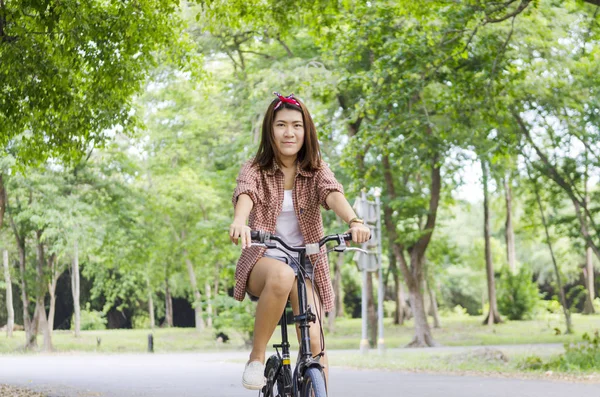 Kvinnor Med Cykel Naturen Fält — Stockfoto