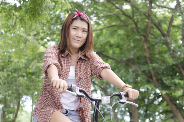 Kvinnor Med Cykel Naturen Fält — Stockfoto