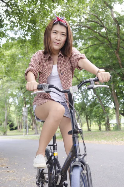 Kvinnor Med Cykel Naturen Fält — Stockfoto