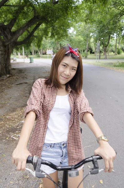 Donne Con Bicicletta Nel Campo Della Natura — Foto Stock