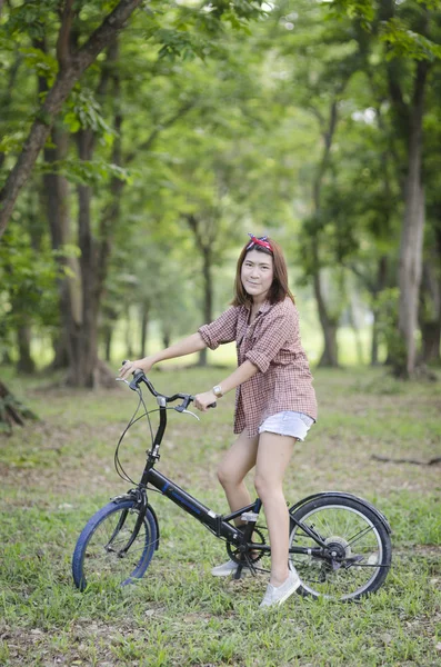 Kvinnor Med Cykel Naturen Fält — Stockfoto