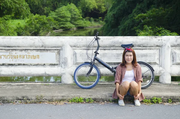 Retrato Uma Bela Mulher Asiática Com Uma Bicicleta Livre — Fotografia de Stock