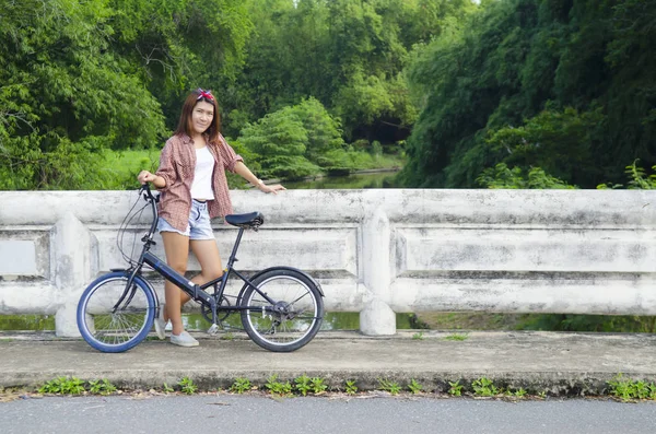 Ett Porträtt Vacker Asiatisk Kvinna Med Cykel Utomhus — Stockfoto