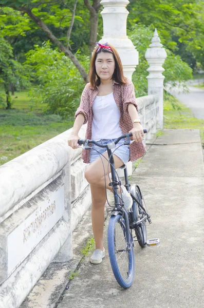 Porträt Einer Schönen Asiatischen Frau Mit Einem Fahrrad Freien — Stockfoto