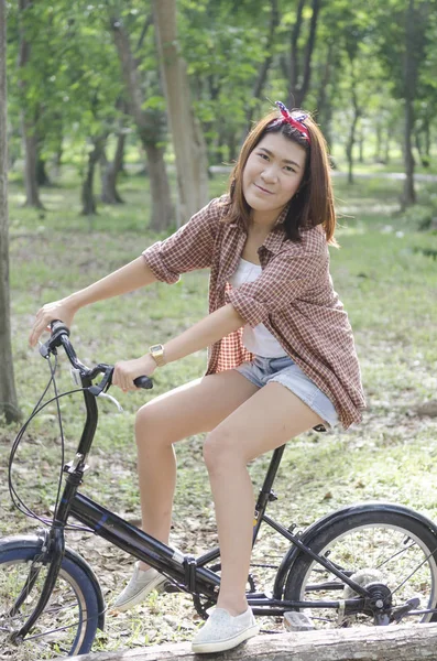 Kvinnor Med Cykel Naturen Fält — Stockfoto