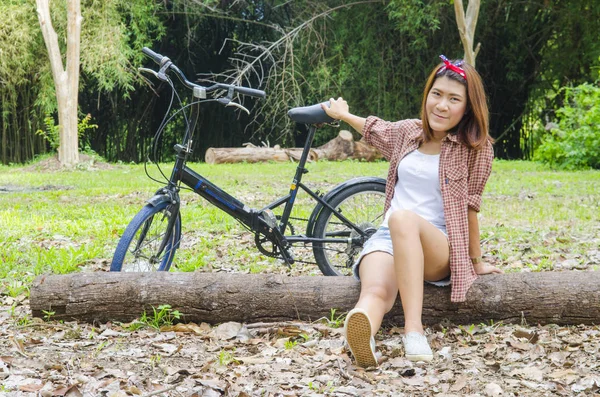 Ritratto Una Bella Donna Asiatica Con Una Bicicletta All Aperto — Foto Stock