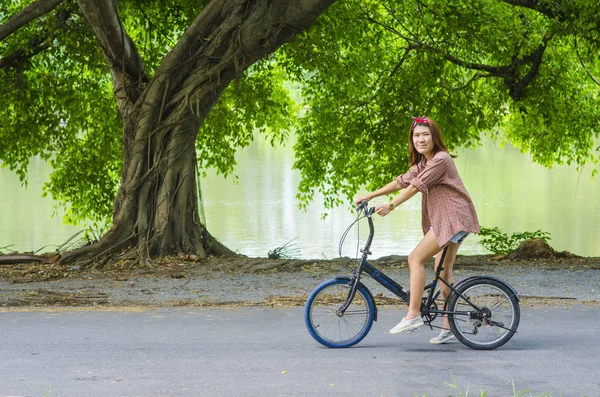 Ett Porträtt Vacker Asiatisk Kvinna Med Cykel Utomhus — Stockfoto