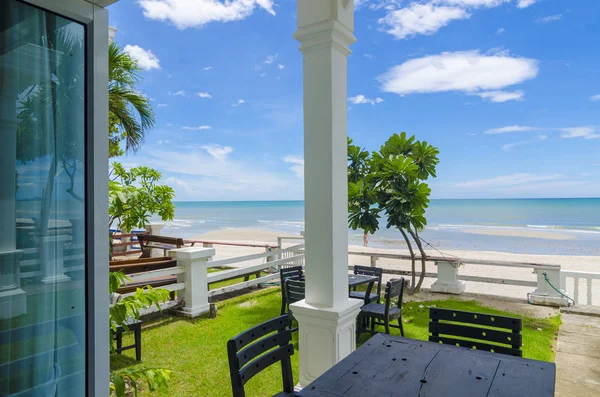 Terraza Vista Mar Con Sillas Madera Aire Libre Mesa — Foto de Stock