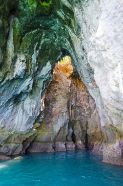 Deniz doğası manzaralı mağara