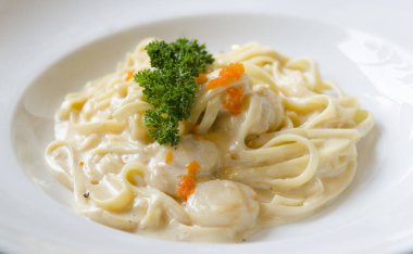 Karides ve yumurta karides taş masanın üzerine beyaz tabak spagetti