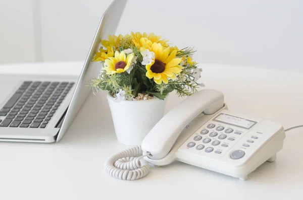 White Desktop Laptop Phone Bouquet Flowers — Stock Fotó