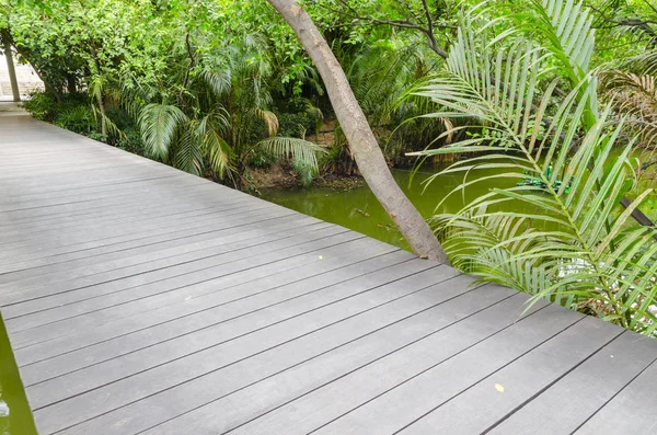 Kafede ahşap masa ve sandalye