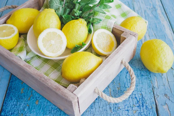 Sarı Limon Nane Ile Yaprakları Ahşap Tepsi Yumuşak Odak Arka — Stok fotoğraf