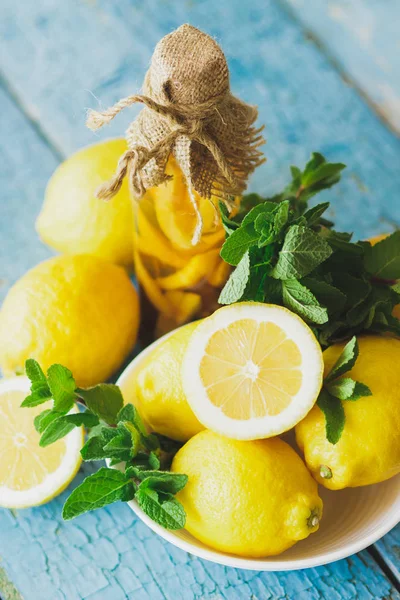 Limões Amarelos Com Folhas Hortelã Fundo Madeira — Fotografia de Stock