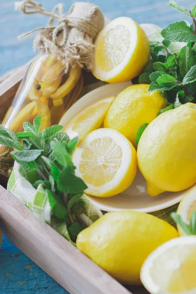 Sarı Limon Nane Ile Yaprakları Ahşap Tepsi Yumuşak Odak Arka — Stok fotoğraf