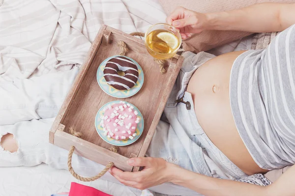 Беременная Женщина Разными Цветными Пончиками Чашкой Чая Мягкий Фон Фокуса — стоковое фото