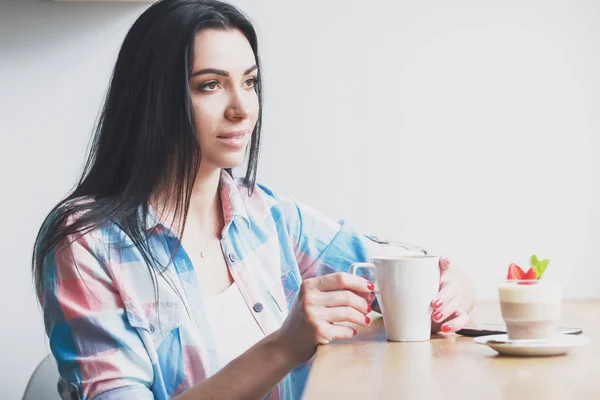 Frau Café Mit Einer Tasse Kaffee Und Erdbeerdessert Weicher Hintergrund — Stockfoto