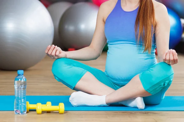 Mujer Embarazada Hace Ejercicio Yoga Estera Fondo Enfoque Suave — Foto de Stock