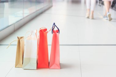 Alışveriş Merkezi, alışveriş kavramı, yumuşak odak arka plan yerdeki renkli kağıt paketler