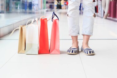 Alışveriş Merkezi, alışveriş kavramı, yumuşak odak arka plan yerdeki renkli kağıt paketler