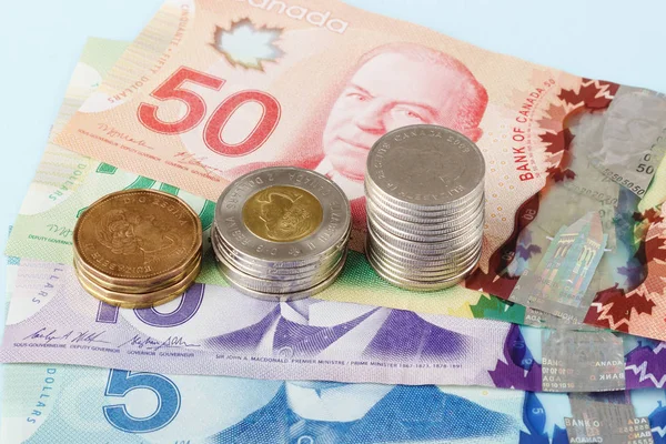 Para birimi: Canadian banknot ve sikkeler üzerinde mavi arka plan